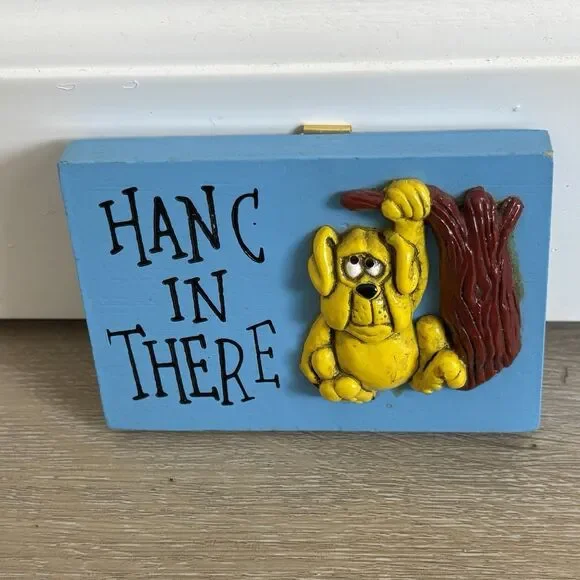 Vintage 1975 Wallace Berrie Hang In There Puppy Dog Wood Plaque Sign 70s MCM Blu - Picture 4 of 6